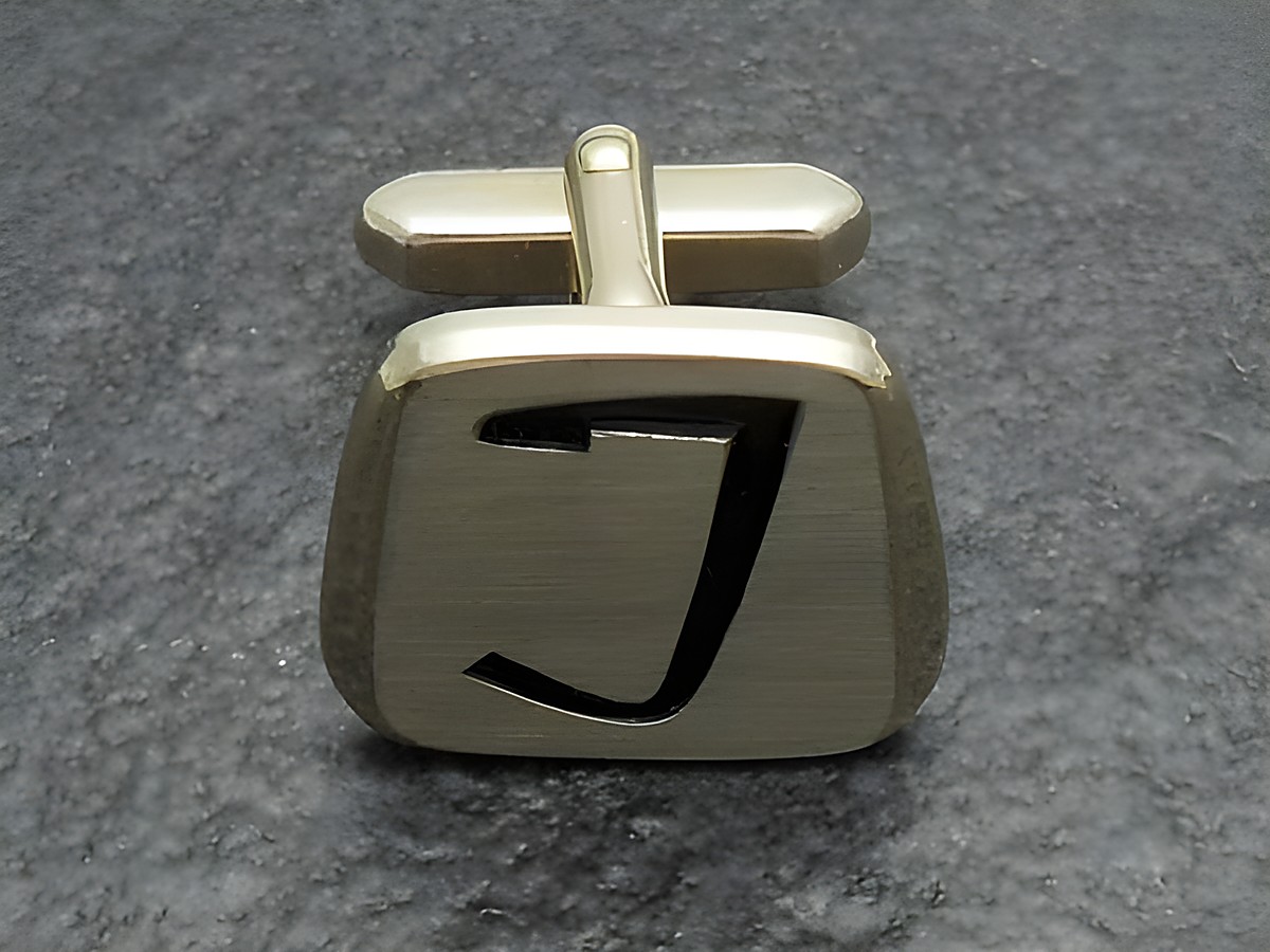 Manschettenknopf aus Edelstahl mit der Initiale J, hergestellt vom Juwelier Harnisch, elegantes und zeitloses Design für stilvolle Anlässe.