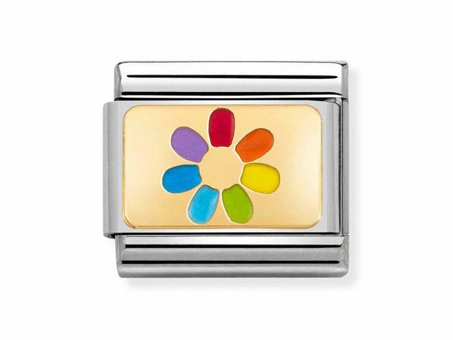 Bunte Emaille-Blume in klassischer Gelbgoldfassung von Nomination, emaillierte Blütenblätter in verschiedenen Farben auf goldenem Hintergrund, elegant und verspielt.