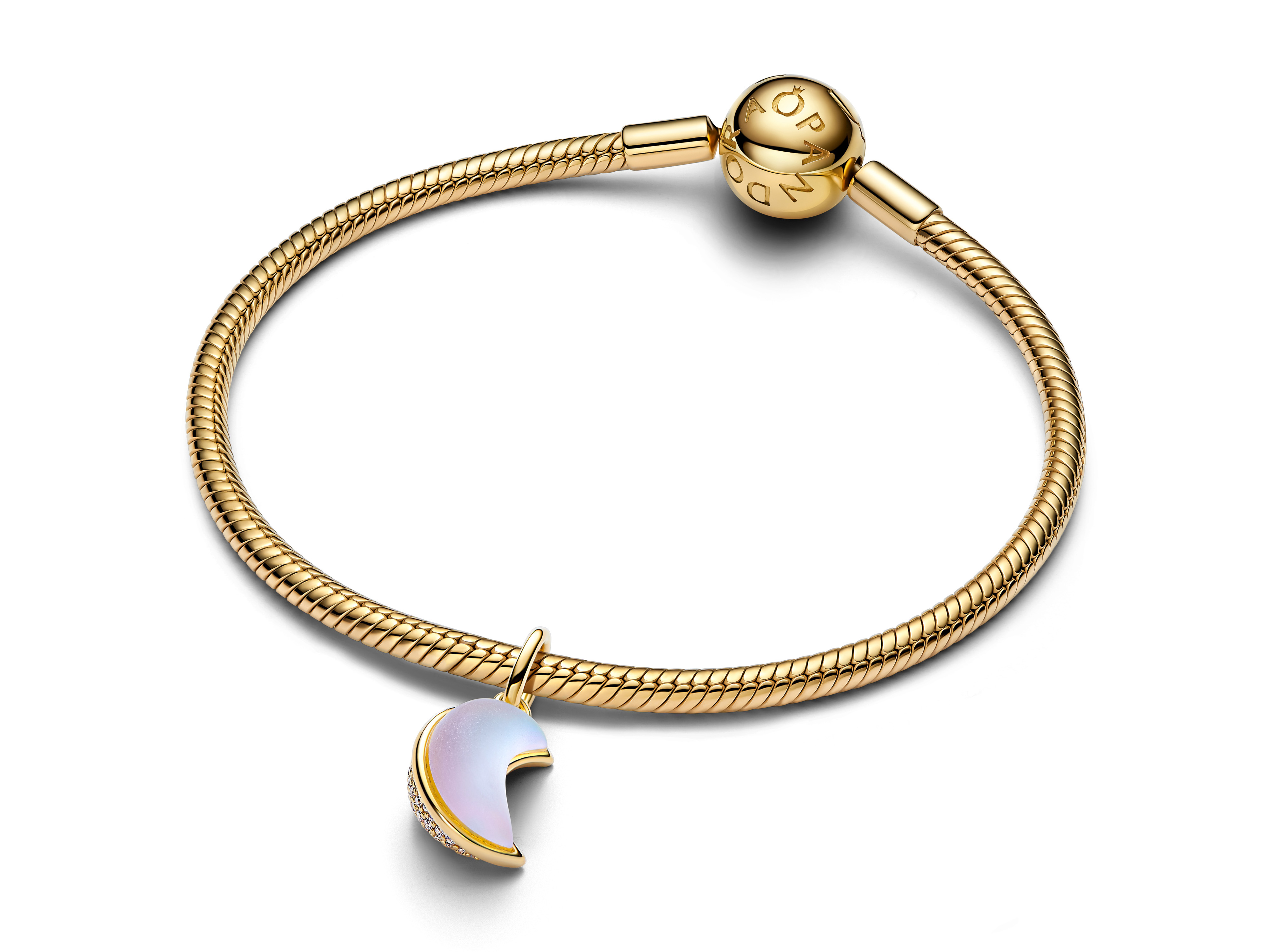 Elegantes Pandora Armband in Gelbgold Vergoldung mit funkelnendem Mondsichel Charm, verziert mit Glas Zirkonia. Ein zeitloses Schmuckstück für besondere Anlässe.