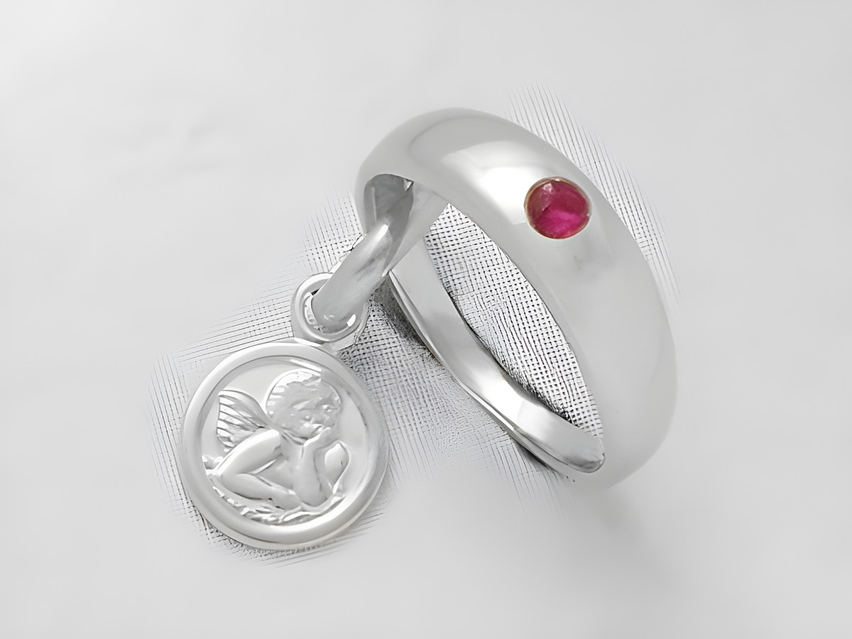 Taufring aus Silber mit Rubin und graviertem Schutzengel. Hersteller: Juwelier Harnisch. Der Ring hat einen charmanten Anhänger mit einem filigranen Schutzengel-Motiv.