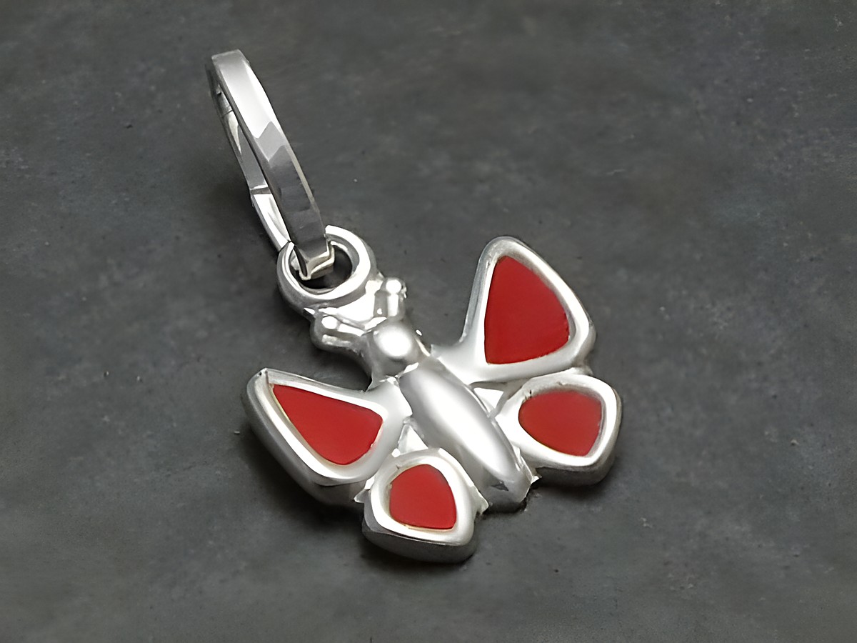 Schmetterling Anhänger aus Sterling Silber in niedlichem Design mit roten Akzenten, hergestellt von Juwelier Harnisch, ideal für Kinder.