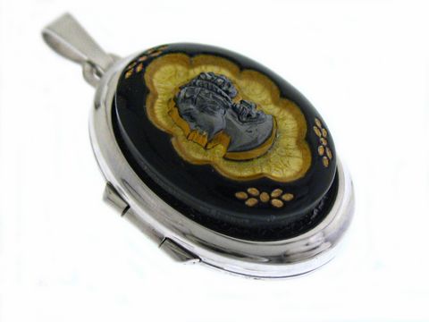 Gemme Medaillon mit Cabochon aus Sterling Silber rhodiniert, gefertigt von Juwelier Harnisch, zeigt kunstvolle Reliefdarstellung auf schwarzem Hintergrund.