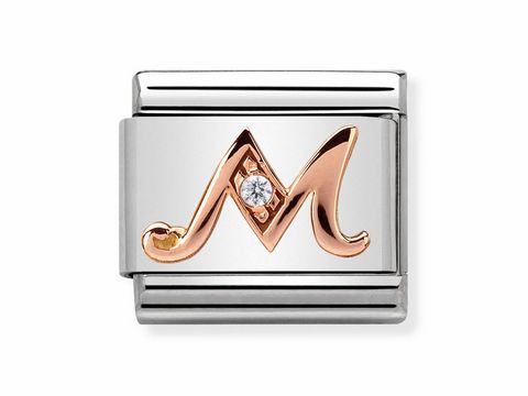 Das Bild zeigt ein silbernes Armbandglied von Nomination mit dem Buchstaben M in roségold und einem kleinen, funkelnden Stein in der Mitte.
