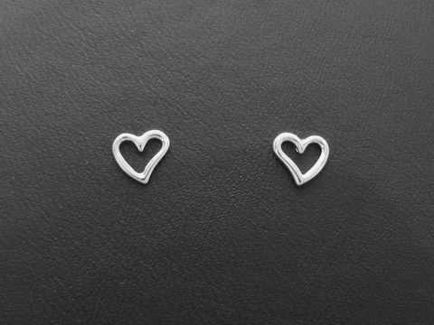 Silber Ohrstecker in herzverspieltem Design ohne Stein, Hersteller Juwelier Harnisch, ideal für einen dezenten und eleganten Look.