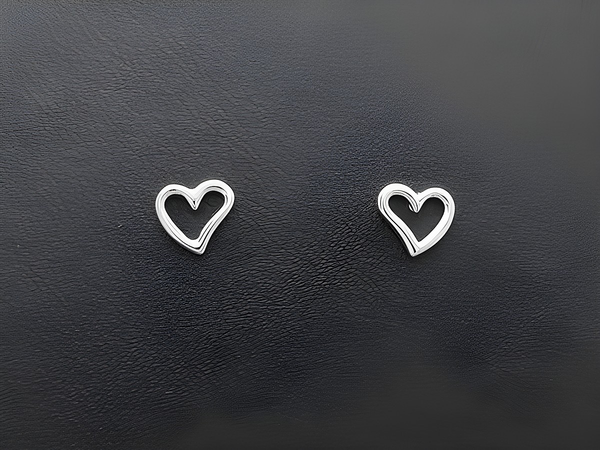Silber Ohrstecker in herzverspieltem Design ohne Stein, Hersteller Juwelier Harnisch, ideal für einen dezenten und eleganten Look.