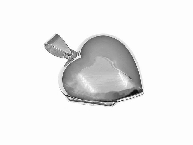 Silber Medaillon in Herzform, elegant gestaltet, Hersteller Juwelier Harnisch, bietet Platz für persönliche Erinnerungen oder Fotos. Ideal als Geschenk oder zum Selbsttragen.