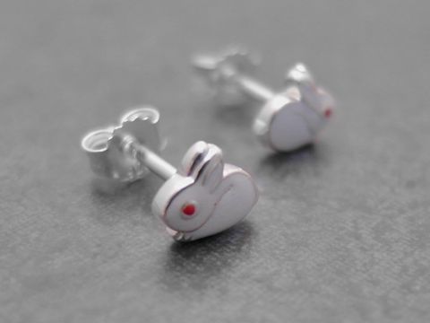 Ohrringe in Form von Hasen aus Sterling Silber mit weißen und roten Lackdetails, hergestellt von Juwelier Harnisch, ideal für Kinder.