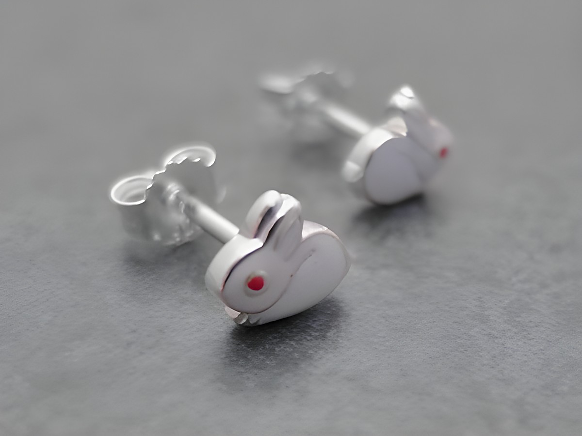 Ohrringe in Form von Hasen aus Sterling Silber mit weißen und roten Lackdetails, hergestellt von Juwelier Harnisch, ideal für Kinder.
