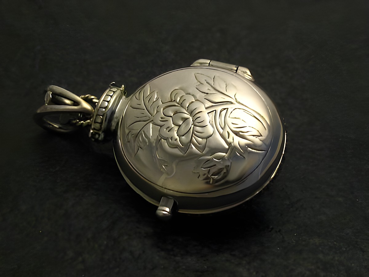 Medaillon Smaragd königlich nostalgisch aus Sterling Silber mit filigranen Blumenmotiven, Hersteller Juwelier Harnisch, mit Stein, elegant und zeitlos gestaltet. – Ansicht 2