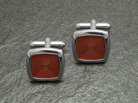10415-0 Silberfarbene Manschettenknöpfe im 70er Look mit rotem Design, Hersteller Juwelier Harnisch, ideal für einen eleganten und nostalgischen Stil.