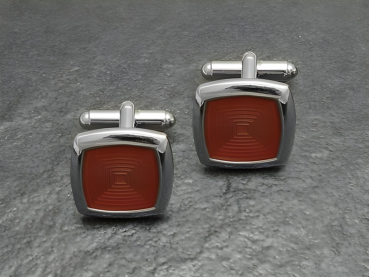 Silberfarbene Manschettenknöpfe im 70er Look mit rotem Design, Hersteller Juwelier Harnisch, ideal für einen eleganten und nostalgischen Stil.
