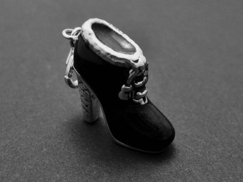 Hohe schwarz-silberne Damenschuhe aus Metall mit Schnürung und Charms mit Karabiner, perfekt für eine modische Ergänzung zu Ihrem Schmuck. Hersteller Juwelier Harnisch.