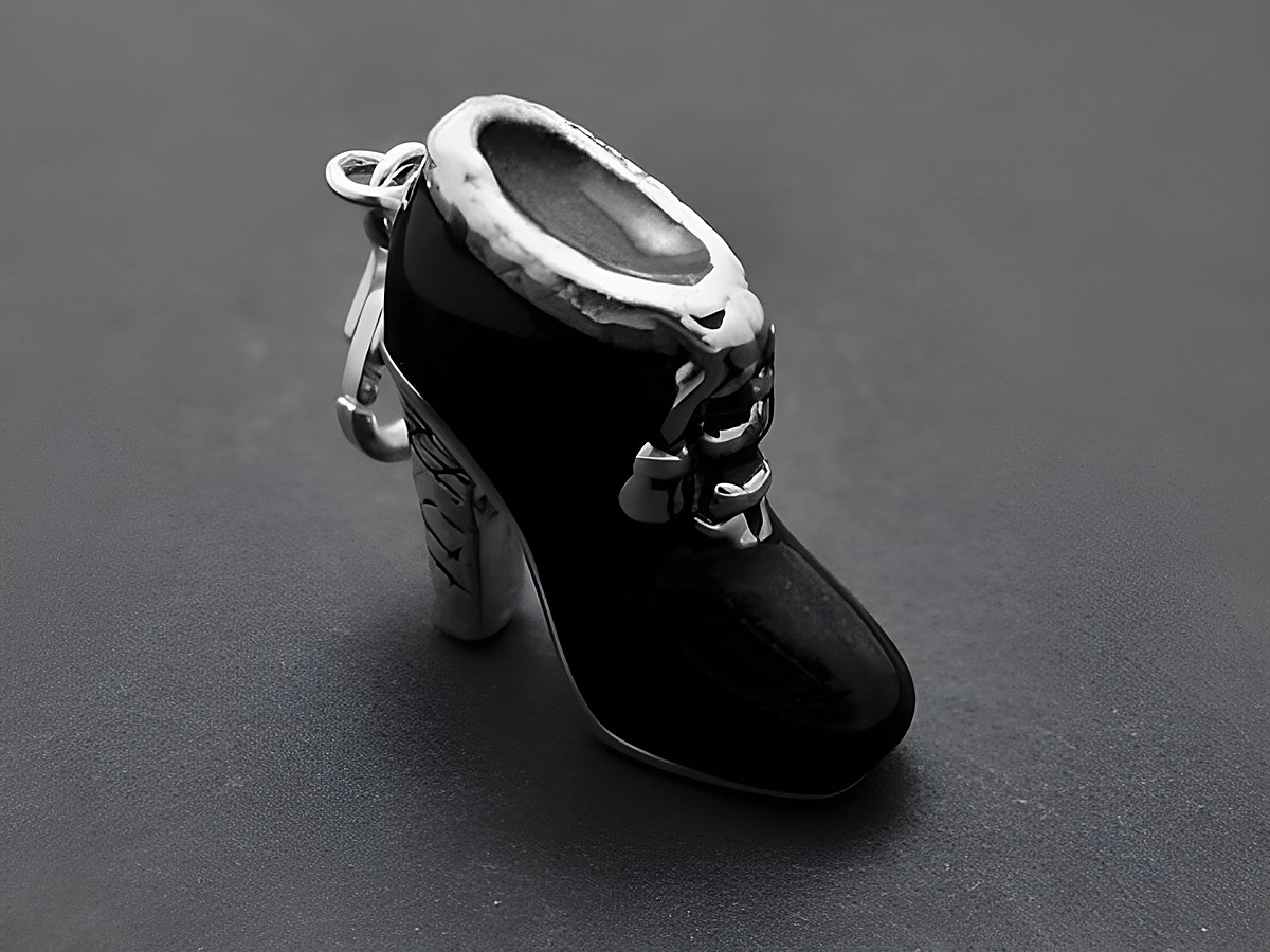 Hohe schwarz-silberne Damenschuhe aus Metall mit Schnürung und Charms mit Karabiner, perfekt für eine modische Ergänzung zu Ihrem Schmuck. Hersteller Juwelier Harnisch.