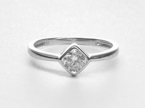 300930-0 Silber Ring in quadratischem Design aus Sterling Silber, modisch gestaltet mit Zirkonia, Größe 58, Hersteller Juwelier Harnisch, bis Größe 58 und 18,4.