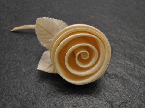 Haarschmuck in Form einer zarten Rose aus pastellgelbem Satin mit Blättern, hergestellt von Juwelier Harnisch, perfekt für elegante Anlässe und floral inspirierten Styles.