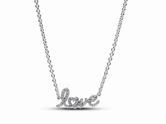 Eine elegante Halskette aus Sterling Silber mit einem funkelnden "love" Anhänger, besetzt mit klaren Zirkoniasteinen, in einer Länge von 45 cm.