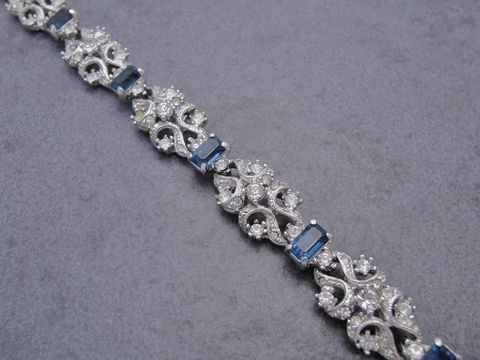 Elegantes Strass Armband in weiß-blau mit funkelndem Strassschmuck, 19 cm lang, Hersteller Juwelier Harnisch, ideal für festliche Anlässe oder besondere Momente.