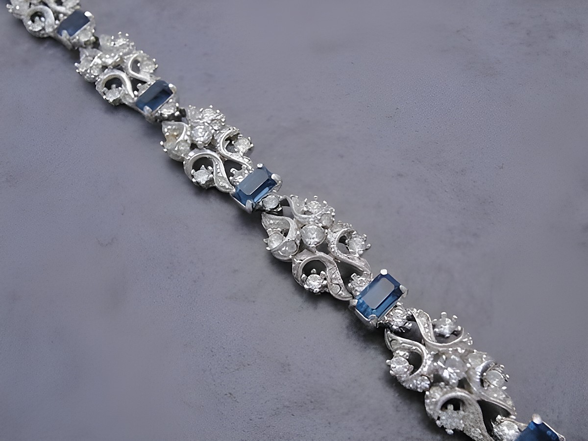 Elegantes Strass Armband in weiß-blau mit funkelndem Strassschmuck, 19 cm lang, Hersteller Juwelier Harnisch, ideal für festliche Anlässe oder besondere Momente.