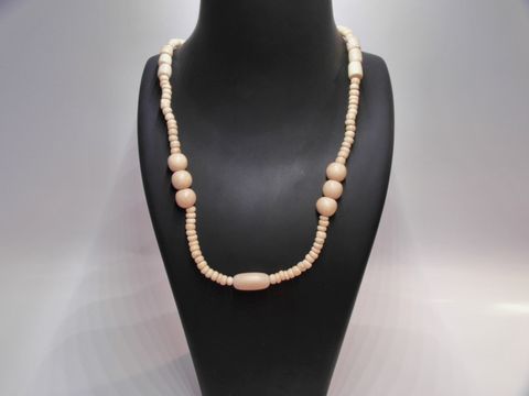 Holzkette aus naturbraunem Holz mit verschiedenen Formen, 29 mm Durchmesser, 60 cm lang, hergestellt von Juwelier Harnisch, ideal für stilvolle Akzente im Schmuckdesign.