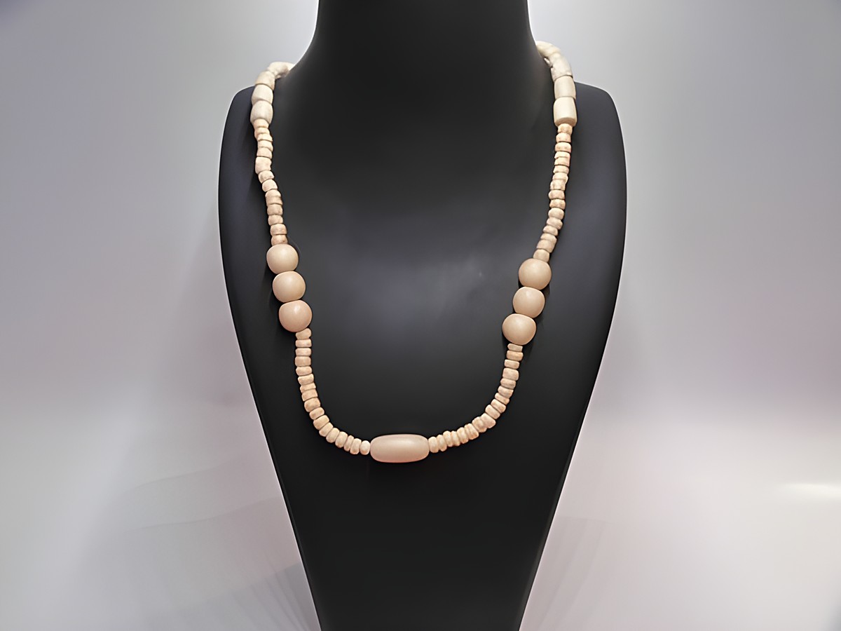 Holzkette aus naturbraunem Holz mit verschiedenen Formen, 29 mm Durchmesser, 60 cm lang, hergestellt von Juwelier Harnisch, ideal für stilvolle Akzente im Schmuckdesign.