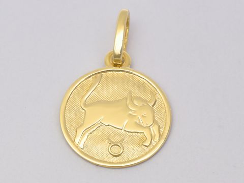 Polierter goldener Anhänger mit dem Motiv eines Stiers und dem Zeichen des Sternzeichens Stier, Durchmesser 14 mm, Hersteller Juwelier Harnisch.