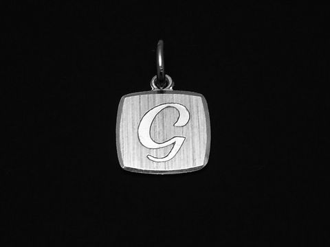 Buchstabe G Anhänger aus Sterling Silber, rhodiniert und mattiert, hergestellt von Juwelier Harnisch, zeigt eine stilisierte G-Initiale auf einer leicht quadratischen Fläche.