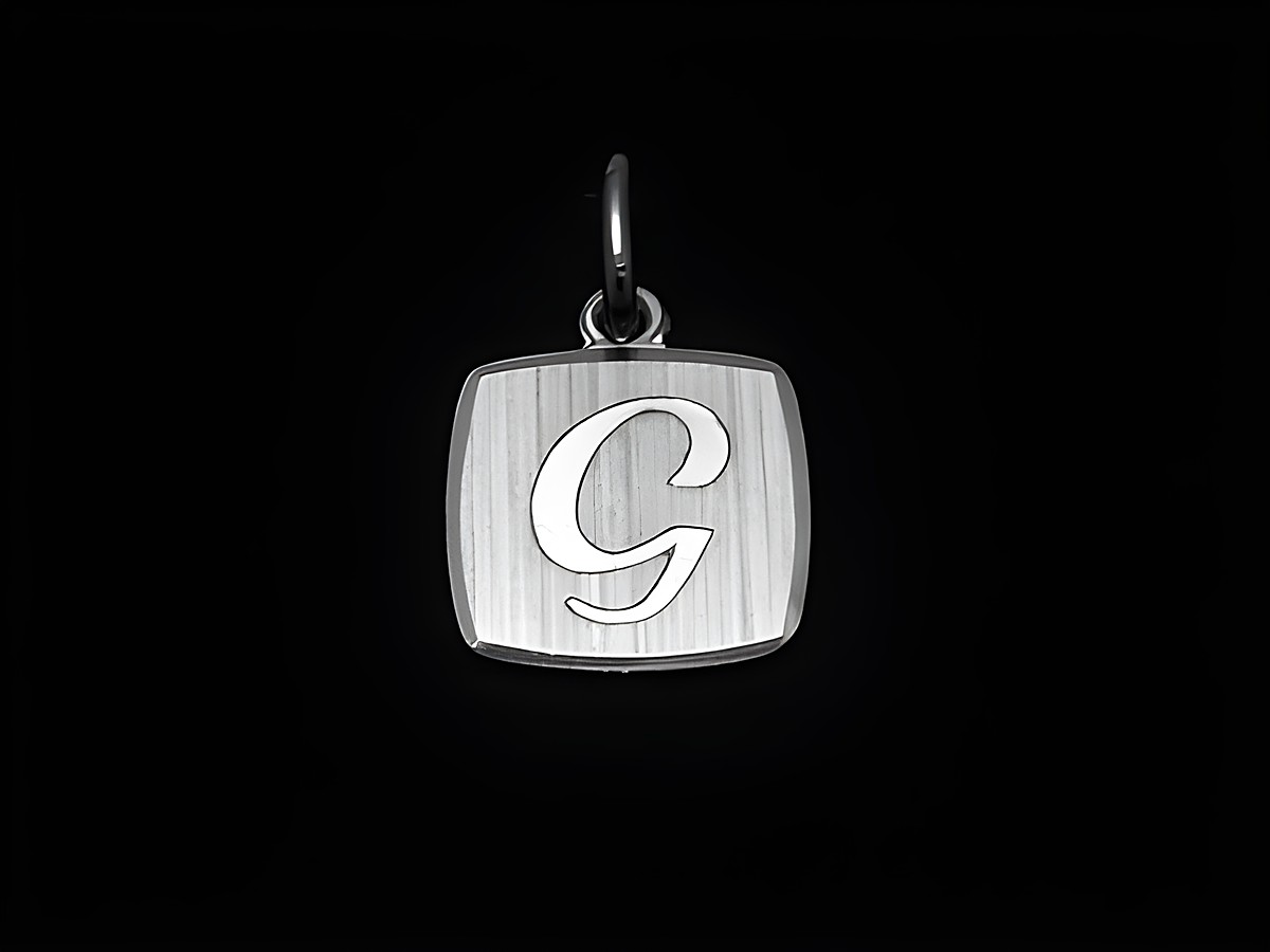 Buchstabe G Anhänger aus Sterling Silber, rhodiniert und mattiert, hergestellt von Juwelier Harnisch, zeigt eine stilisierte G-Initiale auf einer leicht quadratischen Fläche.