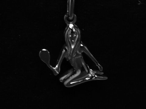 Jungfrau poliertes Sternzeichen aus 925 Sterling Silber, Hersteller Juwelier Harnisch, zeigt eine stilisierte Figur in kniender Position mit einem Spiegel in der Hand.