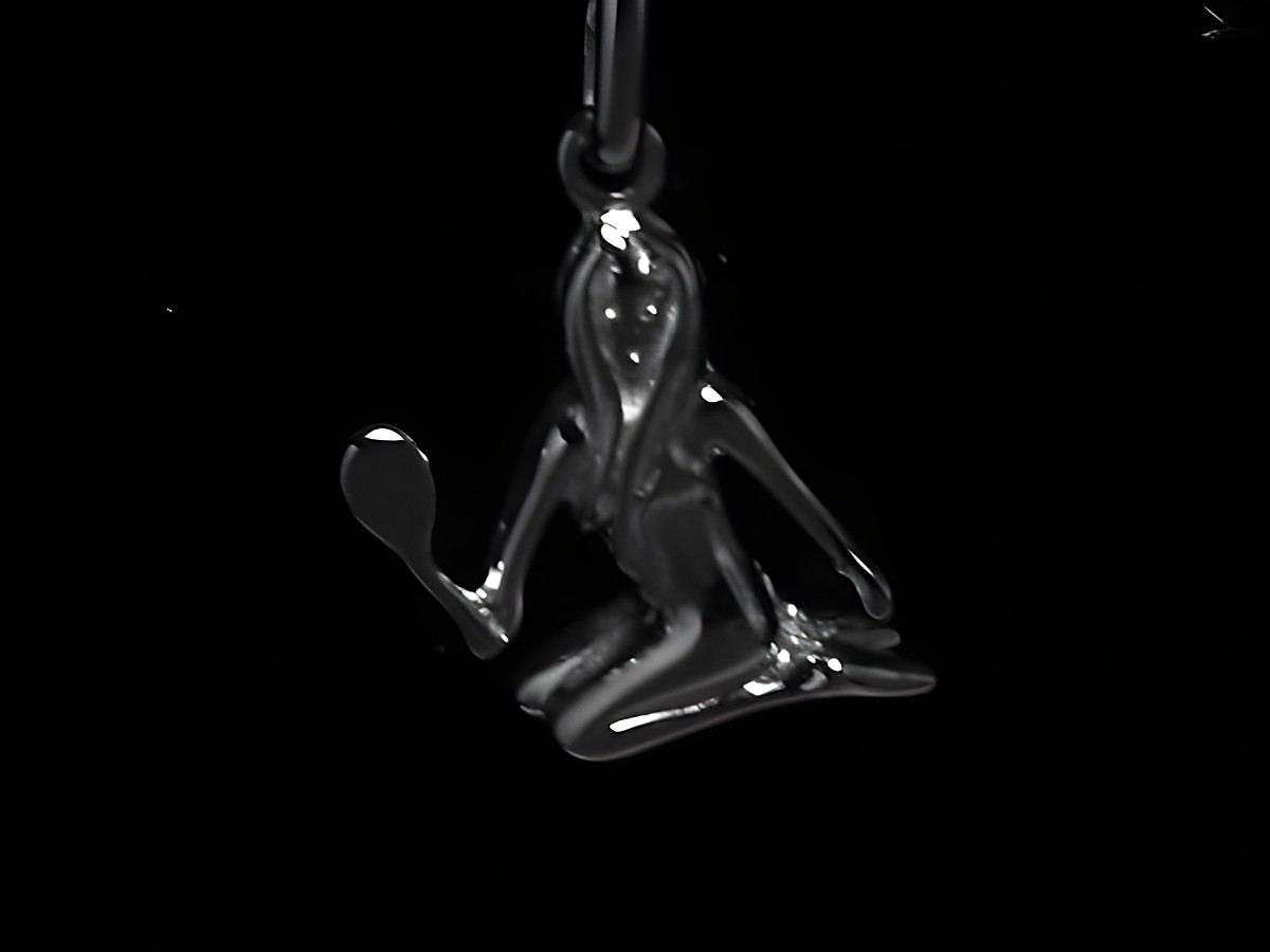 Jungfrau poliertes Sternzeichen aus 925 Sterling Silber, Hersteller Juwelier Harnisch, zeigt eine stilisierte Figur in kniender Position mit einem Spiegel in der Hand.