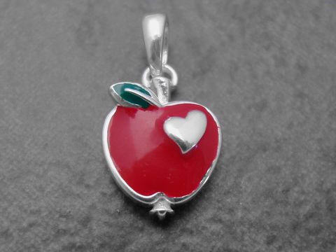 Niedlicher Apfel Anhänger aus Sterling Silber mit rotem Lack und grünem Blatt, Hersteller Juwelier Harnisch, ideal für Kinder.
