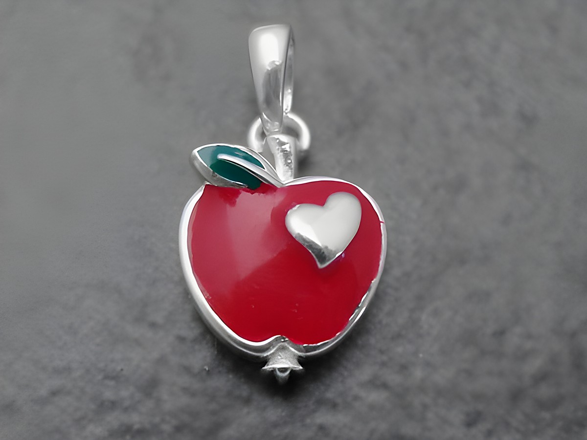 Niedlicher Apfel Anhänger aus Sterling Silber mit rotem Lack und grünem Blatt, Hersteller Juwelier Harnisch, ideal für Kinder.