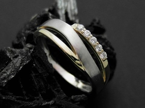 300762-0 Silber Ring in Wellenform mit bezauberndem Zirkonia-Besatz, bicolor Design, Größe 58, Hersteller Juwelier Harnisch, bis Größe 58/18,4.