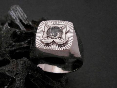 Ring aus Weißgold mit edlem Zirkonia in Größe 62 von Juwelier Harnisch, künstlerisches Design mit zentralem Stein und feiner Oberflächenstruktur, geeignet für größere Fingergrößen über 60/19.