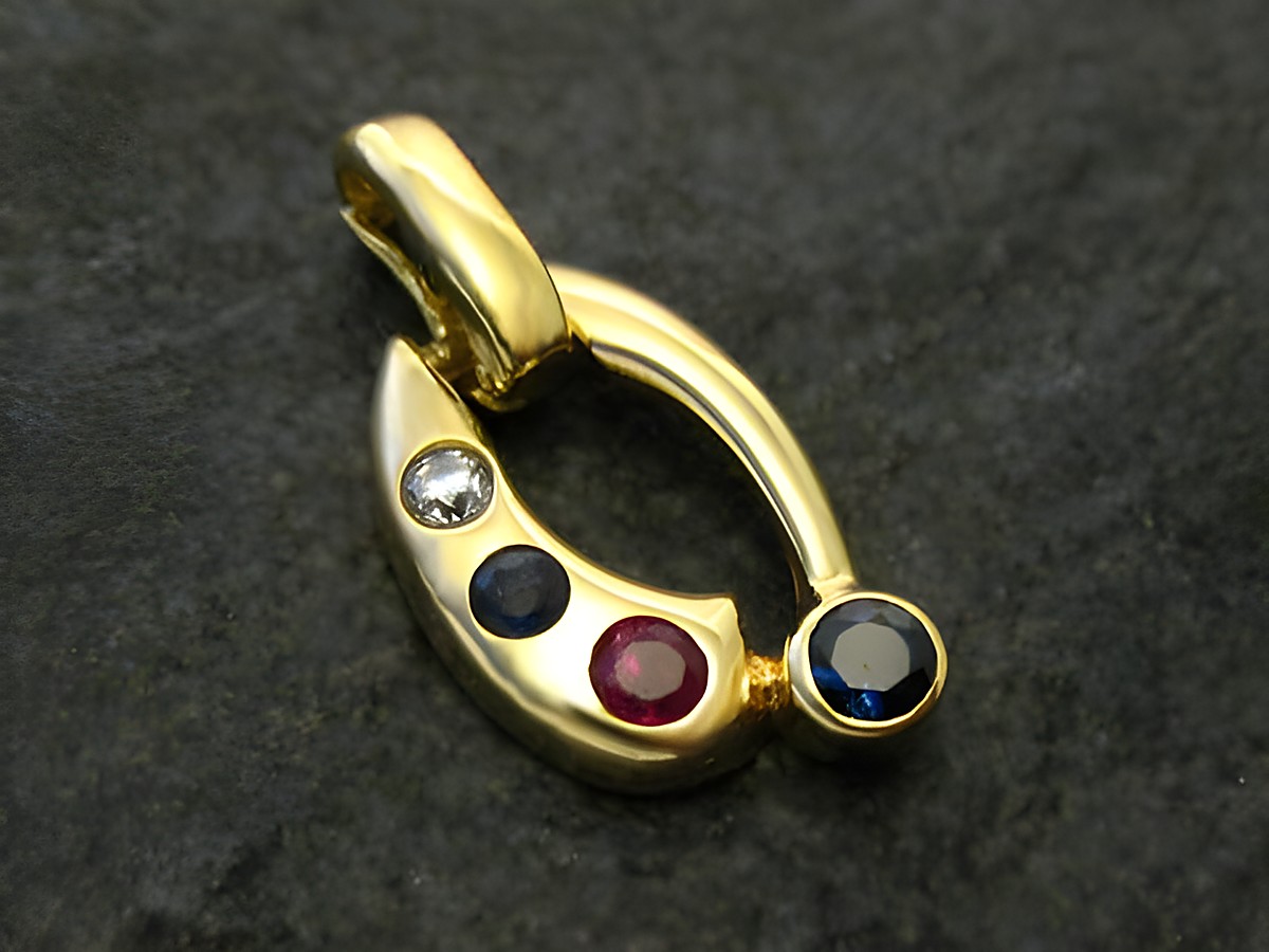 Gold Anhänger mit Brilliant, Saphir und Rubin aus Gold 585, hergestellt von Juwelier Harnisch, ausgefallenes Design mit wertvollen Edelsteinen in lebendigen Farben.
