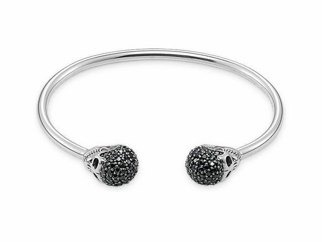 56972065-0 Thomas Sabo Armreif AR083-643-11-XL aus Sterling Silber mit Zirkonia. Der schlichte Armreif hat an beiden Enden dekorative, mit schwarzen Steinen besetzte Elemente.