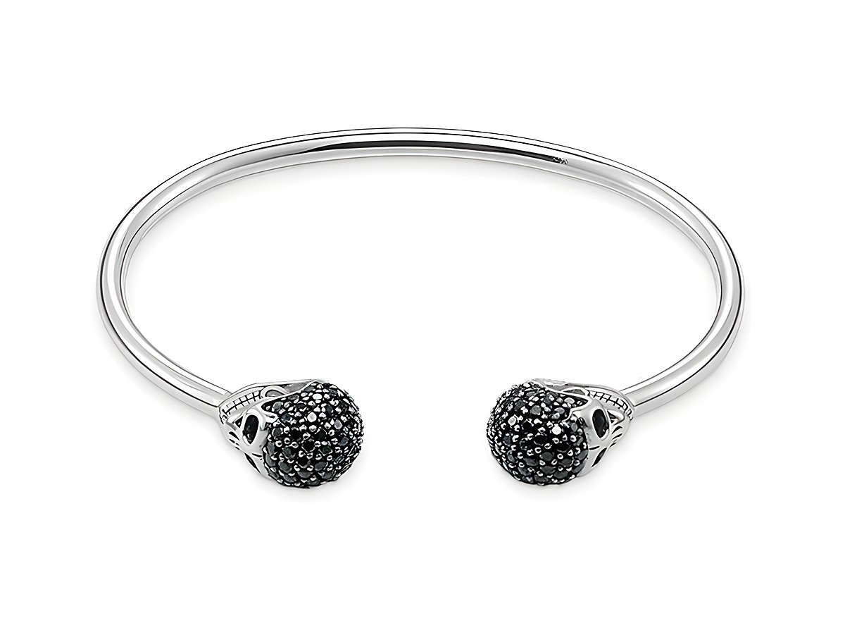 Thomas Sabo Armreif AR083-643-11-XL aus Sterling Silber mit Zirkonia. Der schlichte Armreif hat an beiden Enden dekorative, mit schwarzen Steinen besetzte Elemente.