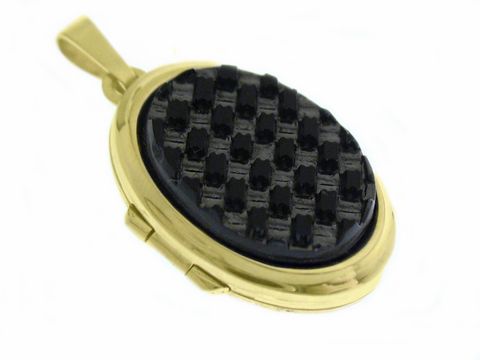 Medaillon von Black dreams mit Cabochon in Gold 585. Das ovale Schmuckstück zeigt eine feine schwarze Korbmuster-Oberfläche und ist elegant in einer goldenen Fassung gehalten.