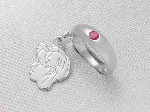 Taufring mit einem gravierten Jungen-Gesicht aus Sterling Silber, verziert mit einem Rubin. Hersteller: Juwelier Harnisch, inklusive individueller Gravur.