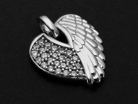 Flügelherz Silber Anhänger traumhaft mit weißen Zirkonia verziert, Hersteller Juwelier Harnisch, Engel Design strahlt Eleganz und Anmut aus.