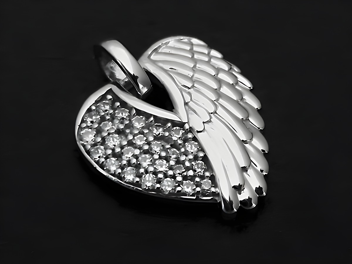 Flügelherz Silber Anhänger traumhaft mit weißen Zirkonia verziert, Hersteller Juwelier Harnisch, Engel Design strahlt Eleganz und Anmut aus.