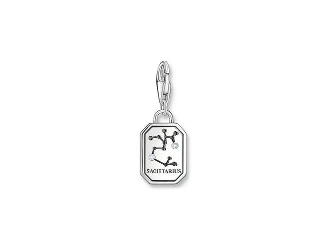 Charm-Anhänger von Thomas Sabo mit dem Sternzeichen Schütze, gefertigt aus geschwärztem Silber und besetzt mit Zirkonia, zeigt das Sternbild und trägt die Bezeichnung SAGITTARIUS.