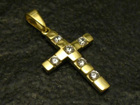 Goldkreuz aus Gold 333 mit funkelnden Zirkonia, hergestellt von Juwelier Harnisch, wird stilvoll in der Mitte des Bildes präsentiert. Ideal als Schmuckstück oder Geschenk.