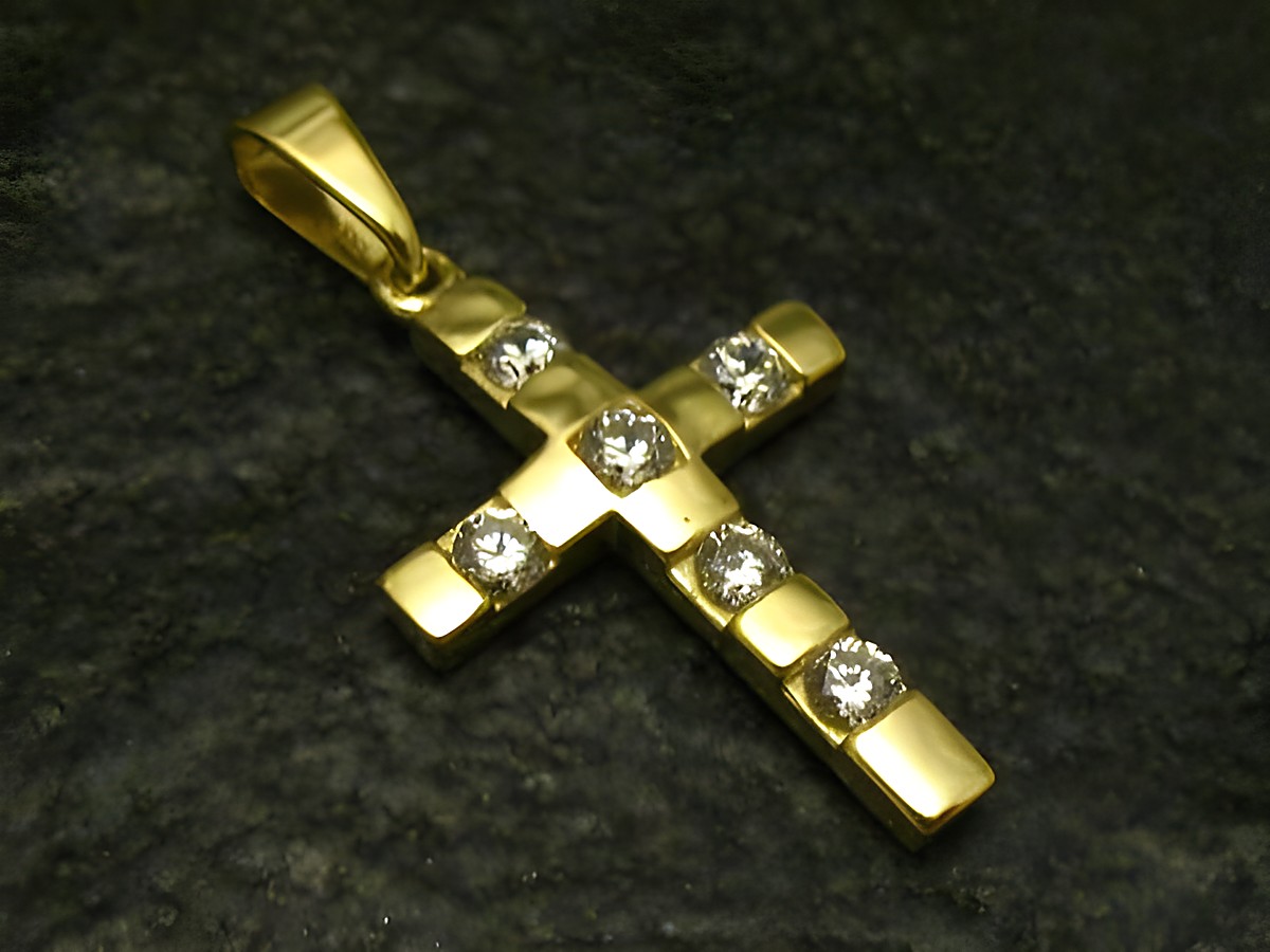 Goldkreuz aus Gold 333 mit funkelnden Zirkonia, hergestellt von Juwelier Harnisch, wird stilvoll in der Mitte des Bildes präsentiert. Ideal als Schmuckstück oder Geschenk.
