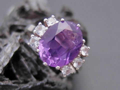Goldring einzigartig Gr. 52 mit Amethyst und Zirkonia aus Gold 585, Hersteller Juwelier Harnisch bis Gr. 52 17. Elegantes Design mit betontem lila Farbton.