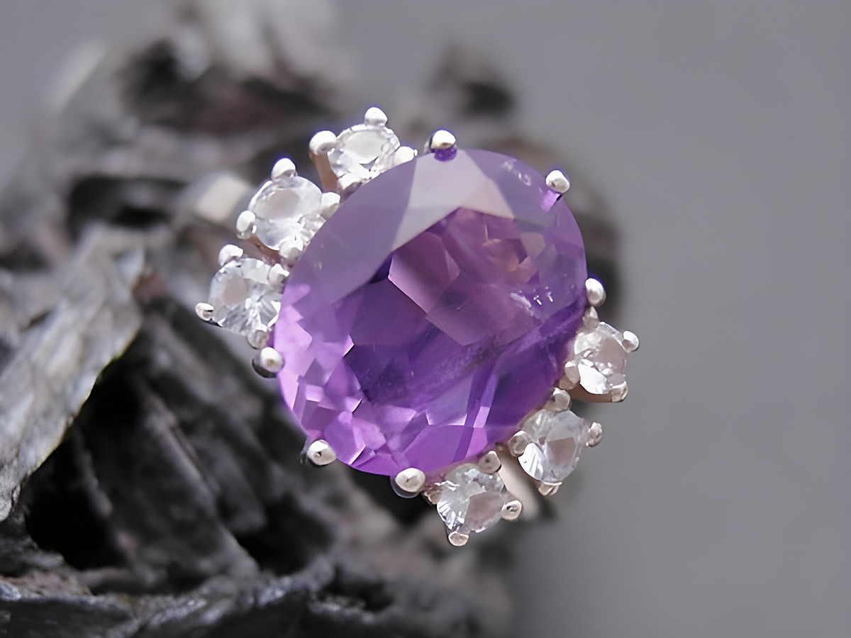 Goldring einzigartig Gr. 52 mit Amethyst und Zirkonia aus Gold 585, Hersteller Juwelier Harnisch bis Gr. 52 17. Elegantes Design mit betontem lila Farbton.