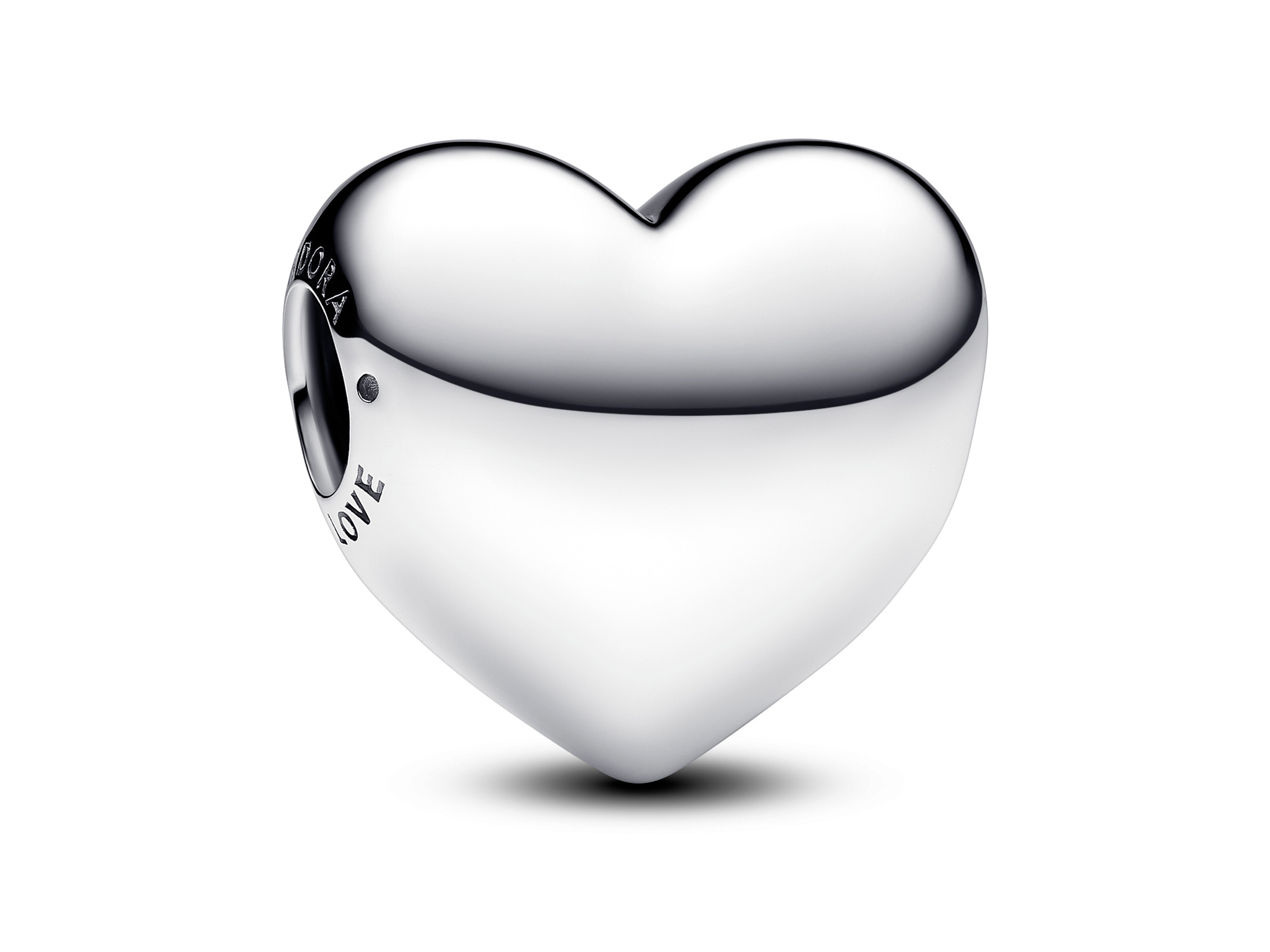 Ein glänzendes, gewölbtes Herz aus Sterling Silber mit der Gravur "BE LOVE" auf der Seite, passend für Schmuckstücke von Pandora, Größe XXL und beidseitig gestaltet.