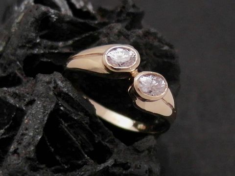 Gold Ring niedlich Gold 585 mit Zirkonia Goldring Gr. 50, Hersteller Juwelier Harnisch bis Gr. 50 16. Der Ring zeigt zwei funkelnde Zirkonia in eleganter Anordnung.
