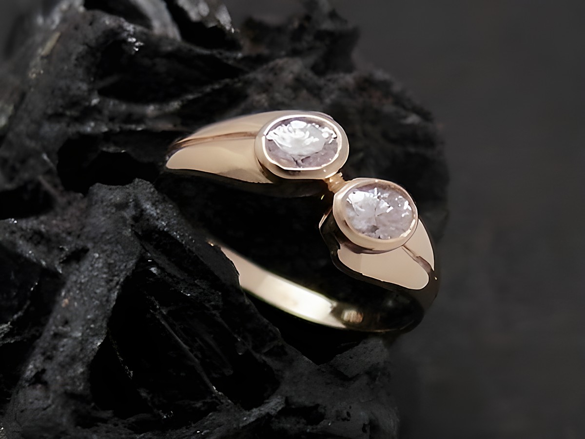 Gold Ring niedlich Gold 585 mit Zirkonia Goldring Gr. 50, Hersteller Juwelier Harnisch bis Gr. 50 16. Der Ring zeigt zwei funkelnde Zirkonia in eleganter Anordnung.