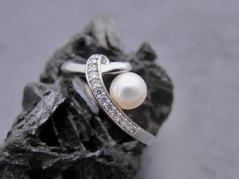 300485-0 Silberring mit Süßwasser Zuchtperle und Zirkonia, verführerisches Design in Weiß, Größe 58, Hersteller Juwelier Harnisch, ideal bis Größe 58 beziehungsweise 18,4.