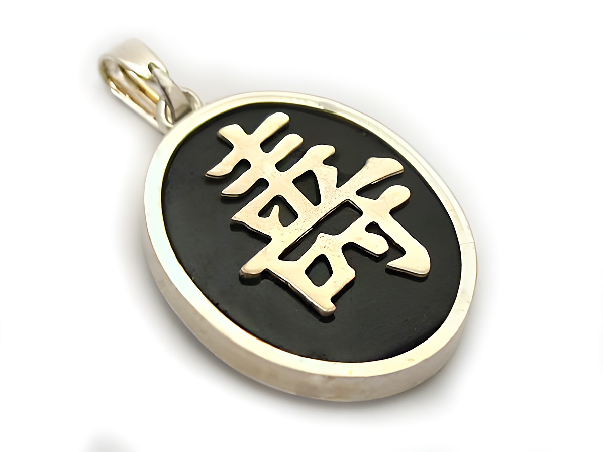 Oval China Onyx Anhänger in silberfarben mit einzigartigem Symbol, Hersteller Juwelier Harnisch, hochwertiger Anhänger mit Edelsteinen, elegantes Design für jeden Anlass. – Ansicht 2